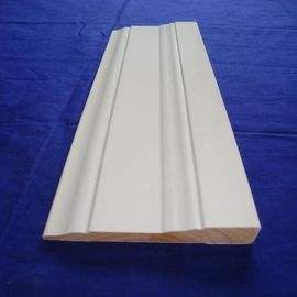 Белый деревянный плинтус отливая экологический дружелюбный материал в форму для окна
